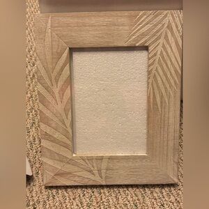 Natural Wood Leaf Design Photo Frame 5x7 opening.